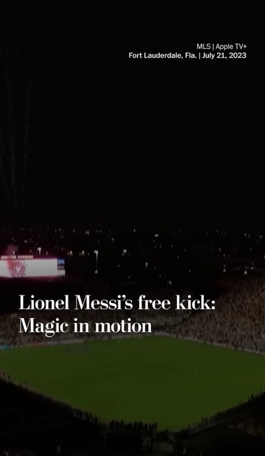 How Lionel Messi and Cristiano Ronaldo execute a perfect free kick