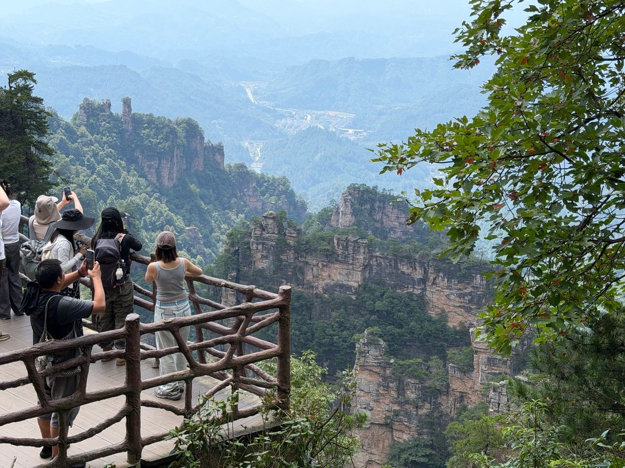Passerelle touristique construite au bord des reliefs de Zhangjiajie.