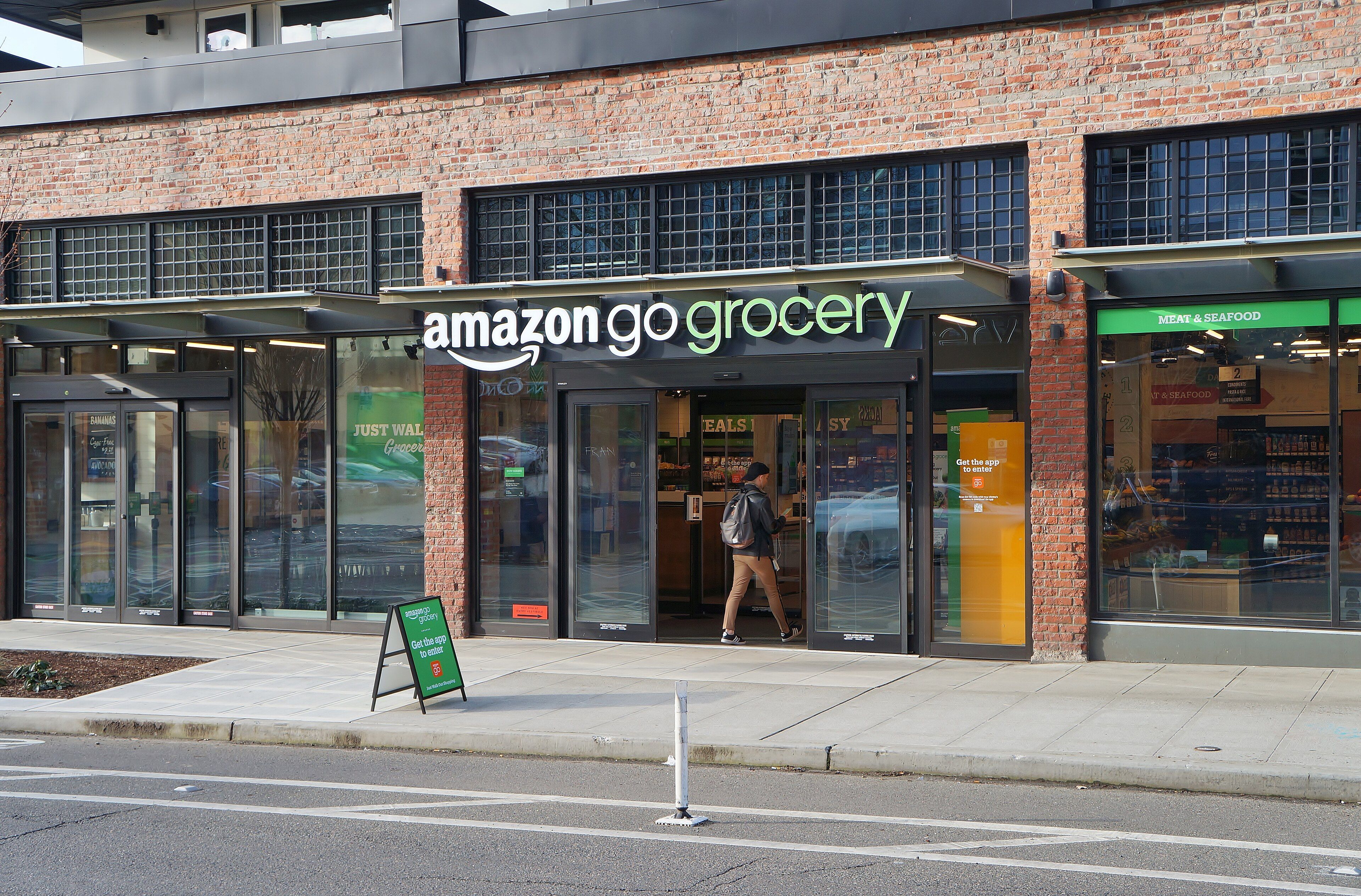 Façade d’un Amazon Go Grocery à Seattle, l’un des magasins emblématiques du concept sans caisse.