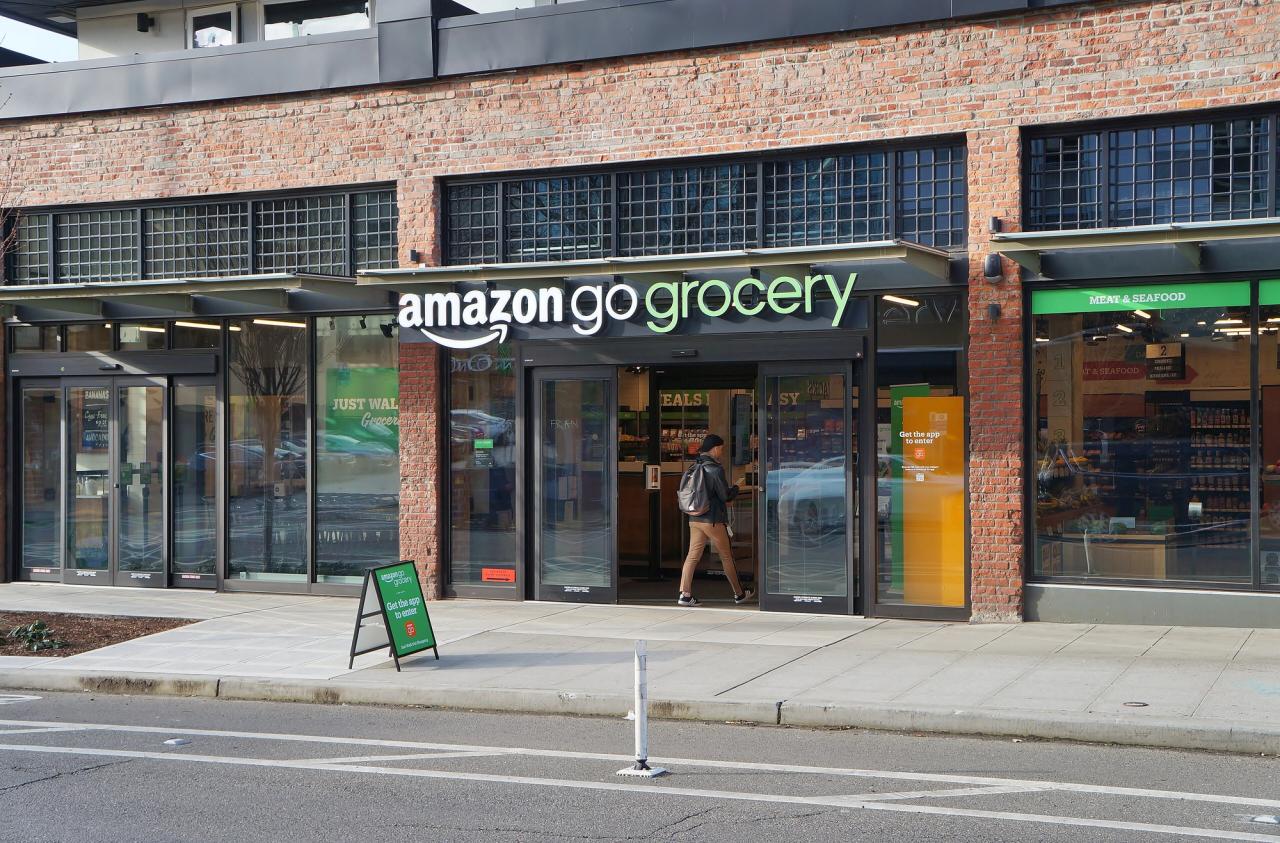 Façade d’un Amazon Go Grocery à Seattle, l’un des magasins emblématiques du concept sans caisse.