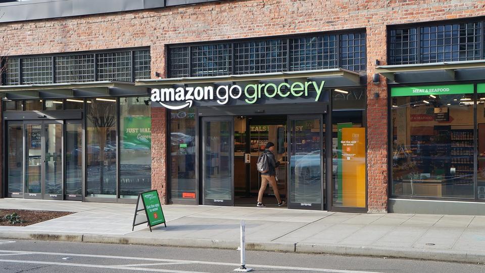 Façade d’un Amazon Go Grocery à Seattle, l’un des magasins emblématiques du concept sans caisse.