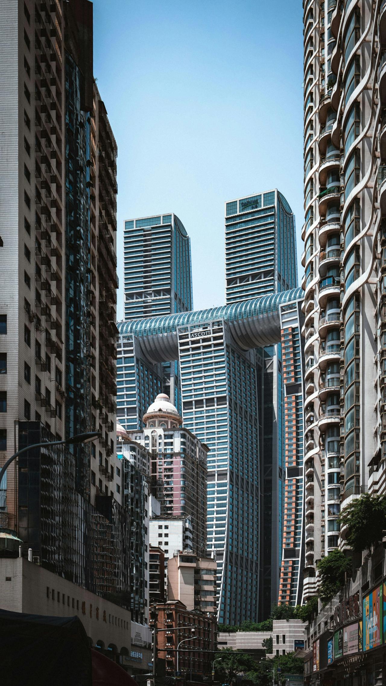 Vue de jour de Raffles City Chongqing montrant The Crystal, la grande structure horizontale reliant plusieurs tours.