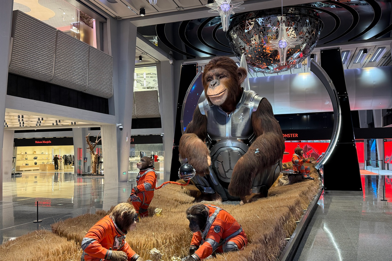 Photo terrain de l’installation du gorille astronaute à Chengdu SKP-S, au milieu d’un espace de luxe futuriste.