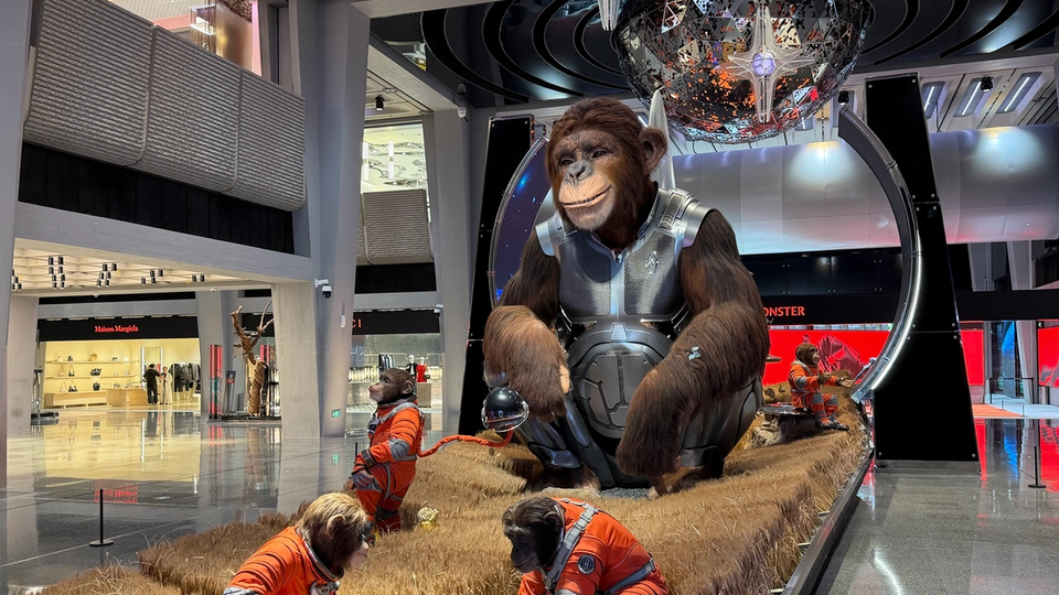 Photo terrain de l’installation du gorille astronaute à Chengdu SKP-S, au milieu d’un espace de luxe futuriste.