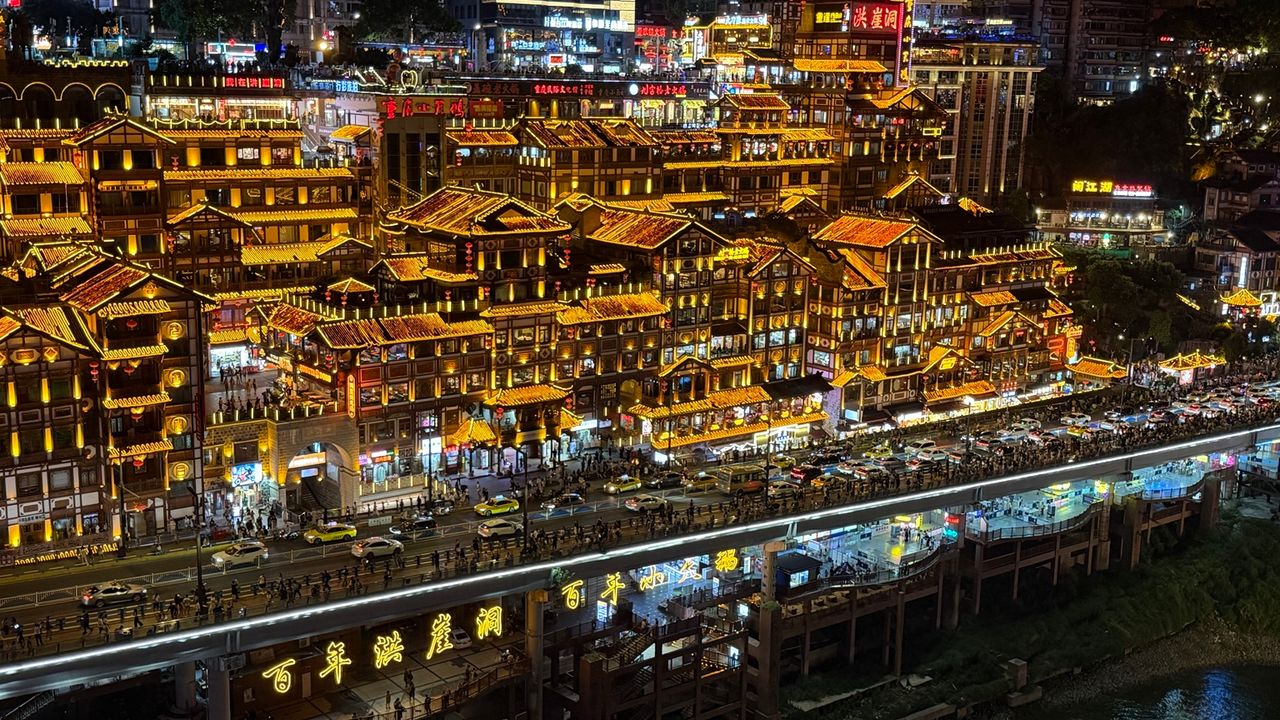 Vue nocturne de Hongyadong à Chongqing, complexe illuminé à plusieurs niveaux construit dans la pente.