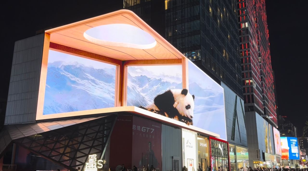 Bâtiments commerciaux bas de Taikoo Li Chengdu avec tours résidentielles en arrière-plan.