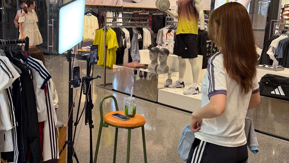 Photo terrain d’une boutique de Chengdu équipée de smartphones sur trépieds et d’un grand éclairage pour une diffusion vidéo en direct.