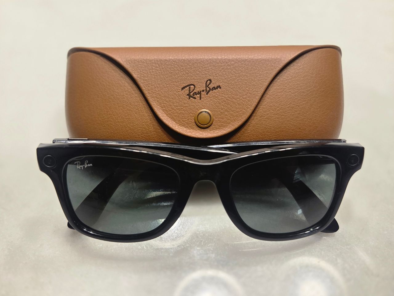 Ray-Ban Meta Gen 1 et leur étui de recharge.