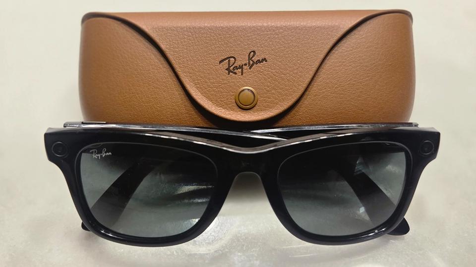 Ray-Ban Meta Gen 1 et leur étui de recharge.