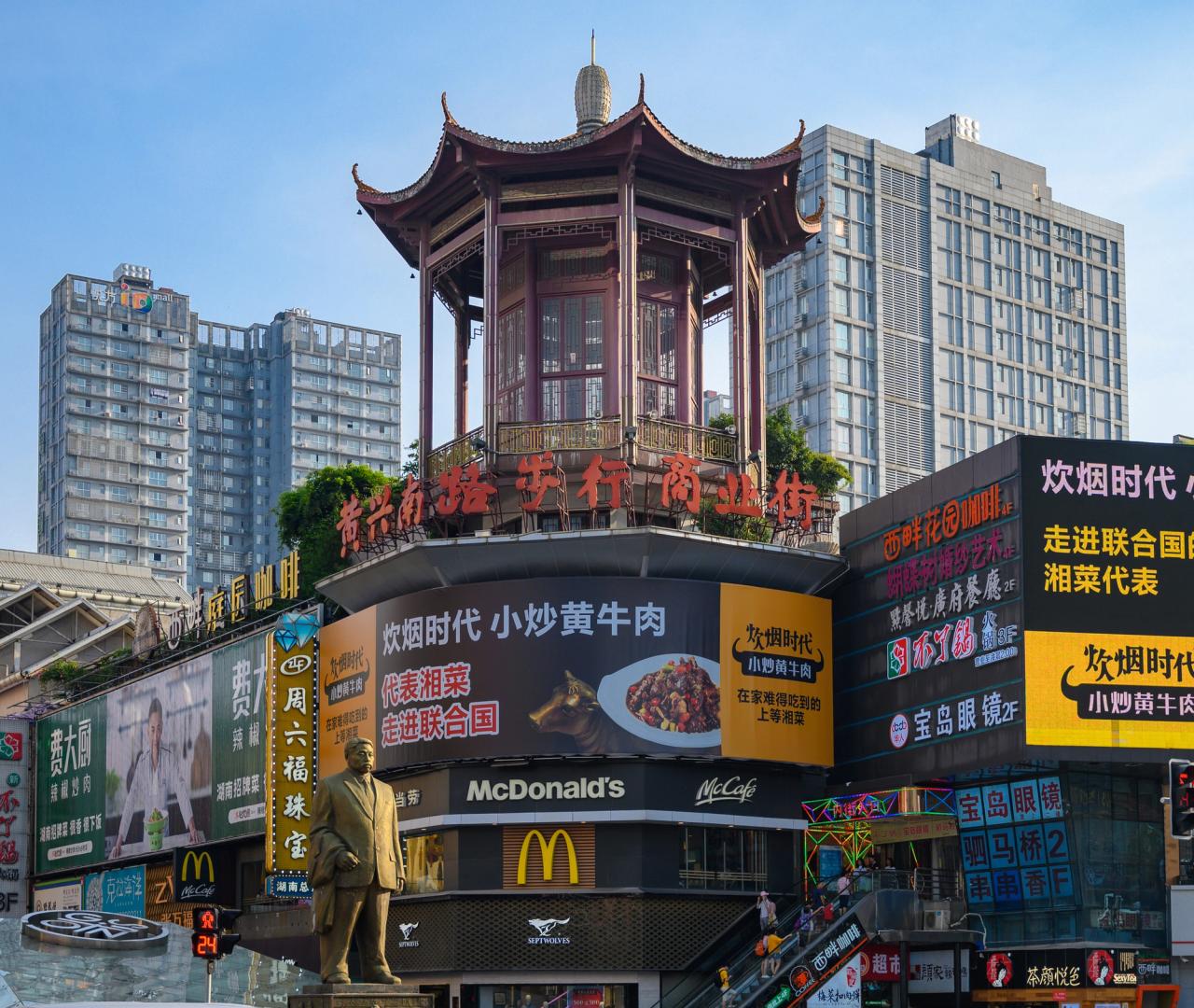 Vue réelle de South Huangxing Road à Changsha, axe commercial piéton fréquenté dans le centre-ville.