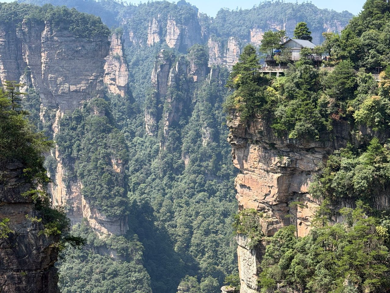 Belvédère touristique dominant les piliers de Wulingyuan.