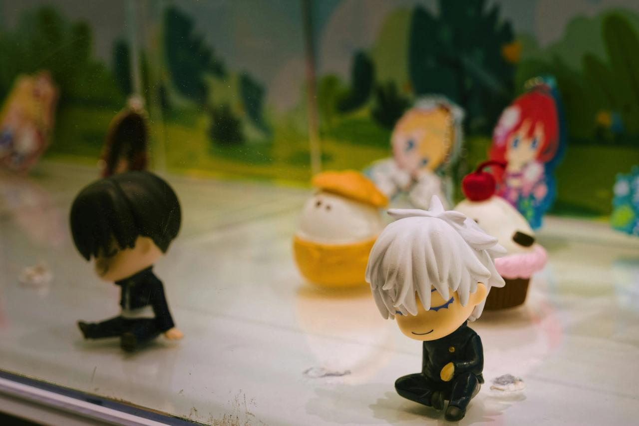 Vitrine de figurines anime et objets de collection dans un magasin à Pékin.