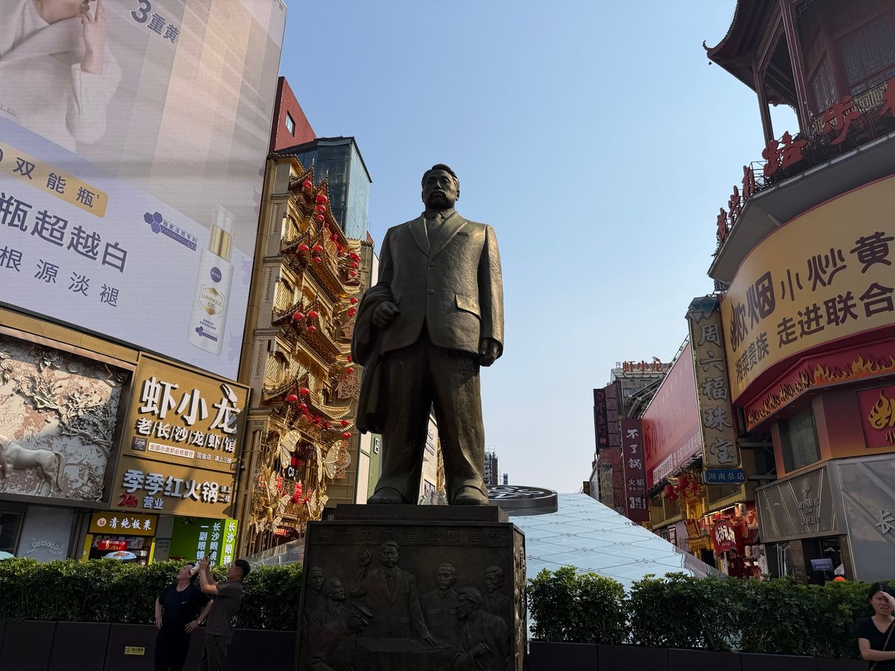 Photo terrain d’une ruelle rénovée de Yongqing Fang à Guangzhou, décorée de lanternes.