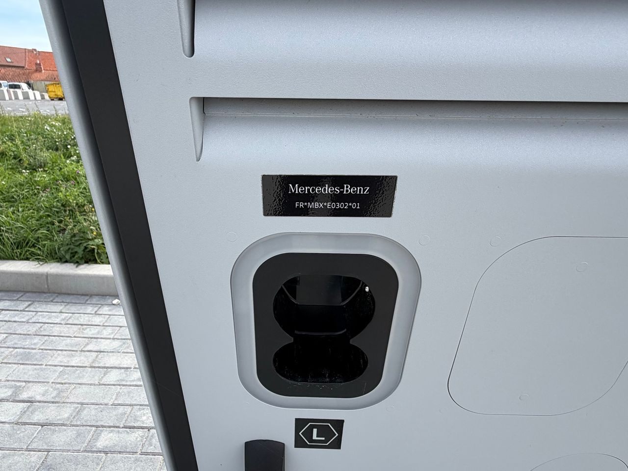 Gros plan d’un point de charge Mercedes-Benz photographié à Fresnes-lès-Montauban, avec l’identifiant FR*MBX*E0302*01.