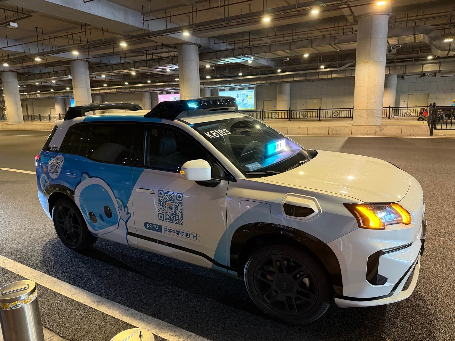 Photo terrain STORIMITIK d’un robotaxi Pony.ai à Guangzhou, avec son module de capteurs visible sur le toit.