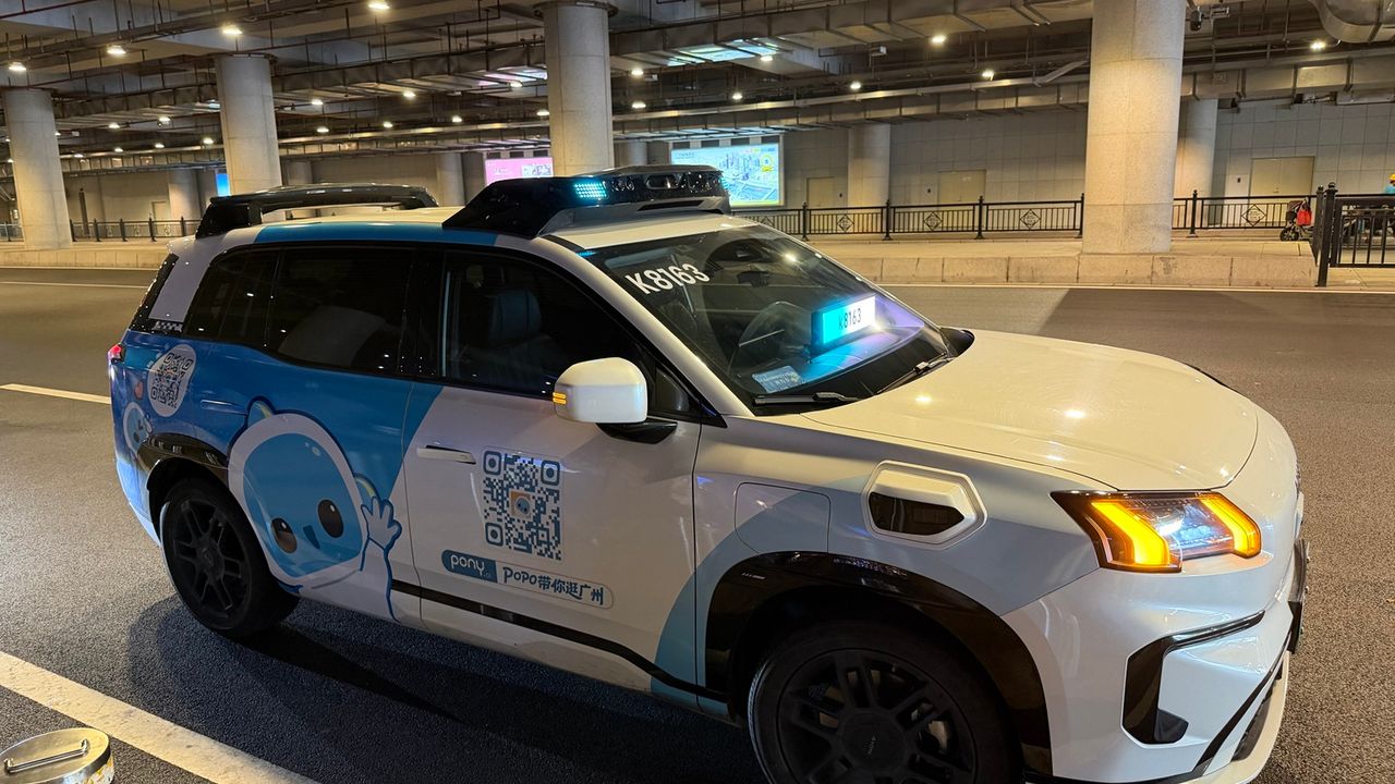 Photo terrain STORIMITIK d’un robotaxi Pony.ai à Guangzhou, avec son module de capteurs visible sur le toit.