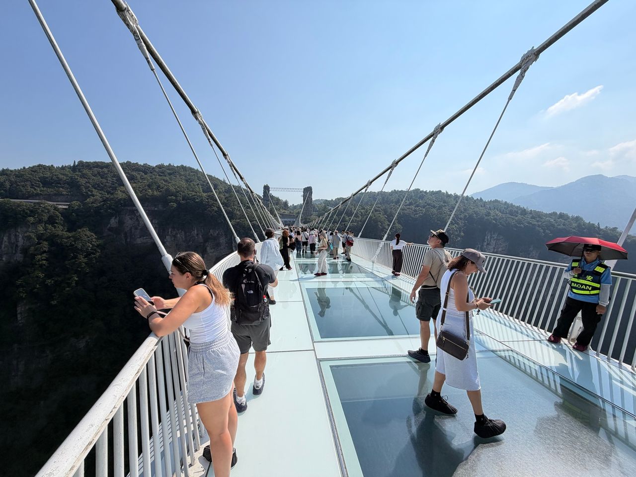 Surchaussures portées par les visiteurs sur le pont de verre.