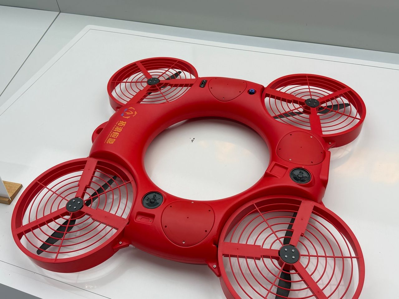 Photo terrain STORIMITIK de la bouée volante intelligente T100 de Top Wave Emergency, avec quatre hélices protégées.
