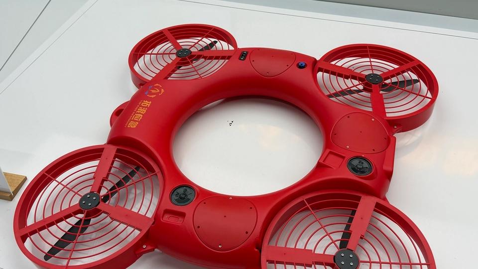 Photo terrain STORIMITIK de la bouée volante intelligente T100 de Top Wave Emergency, avec quatre hélices protégées.