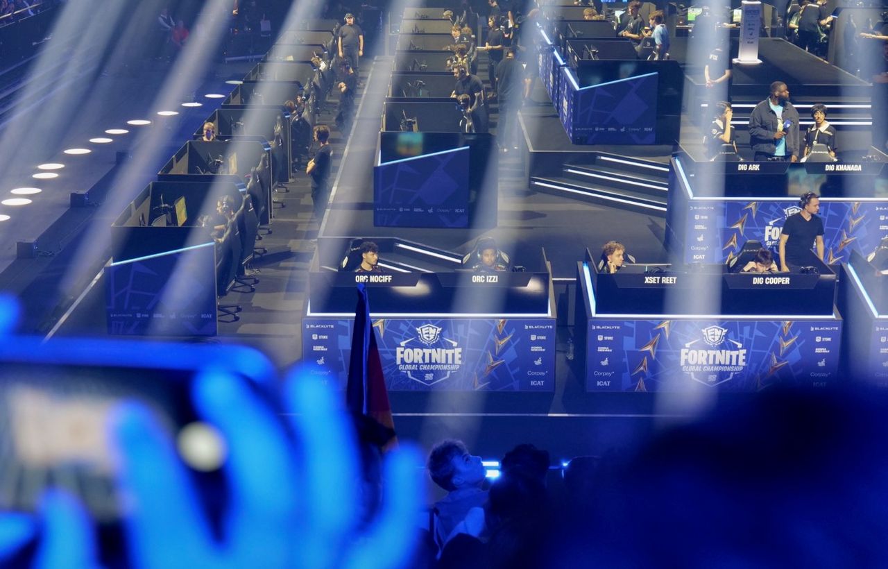 Vue propriétaire STORIMITIK de l’arène du Fortnite Global Championship 2026 à Anvers, avec les postes de compétition et les joueurs en pleine finale.