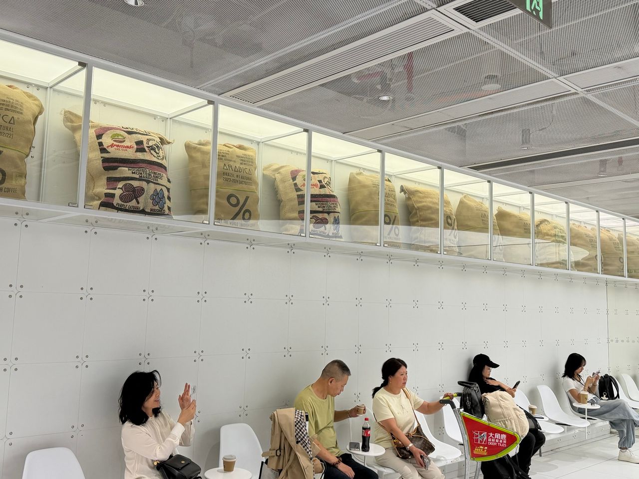 Sacs de café % Arabica exposés en hauteur le long du mur de la boutique de Guangzhou Baiyun.