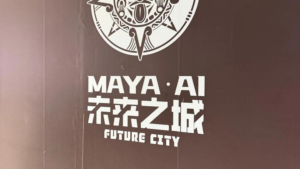 Photographie terrain de la palissade MAYA · AI 未来之城 / FUTURE CITY à Changsha avec la mention OPENING SOON.