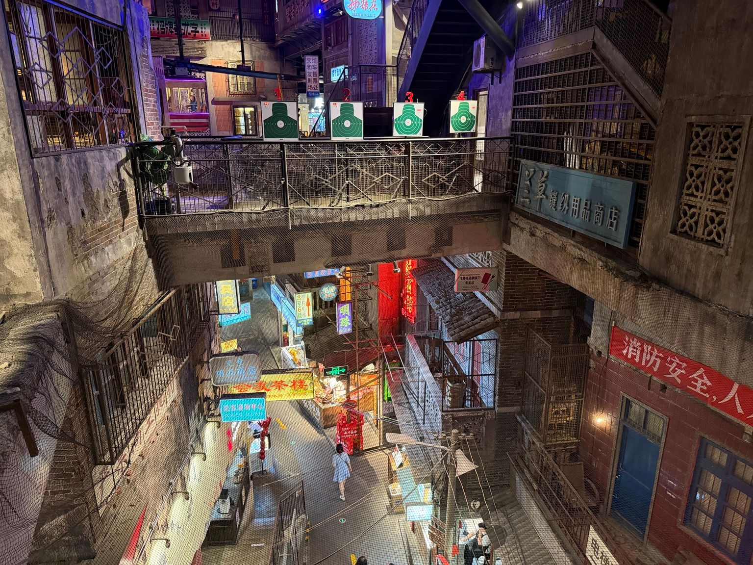 Vue terrain des niveaux, façades et passerelles intérieures de Super Wenheyou à Changsha.