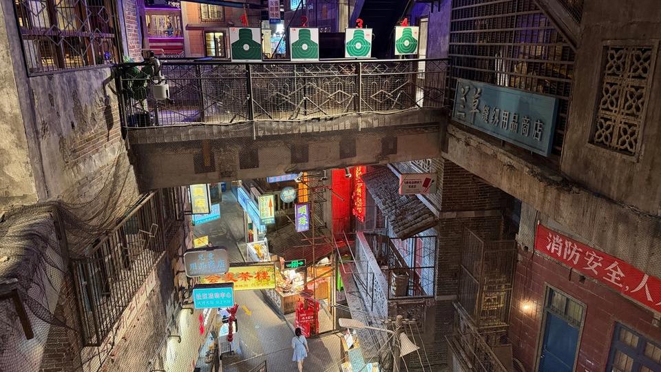 Vue terrain des niveaux, façades et passerelles intérieures de Super Wenheyou à Changsha.