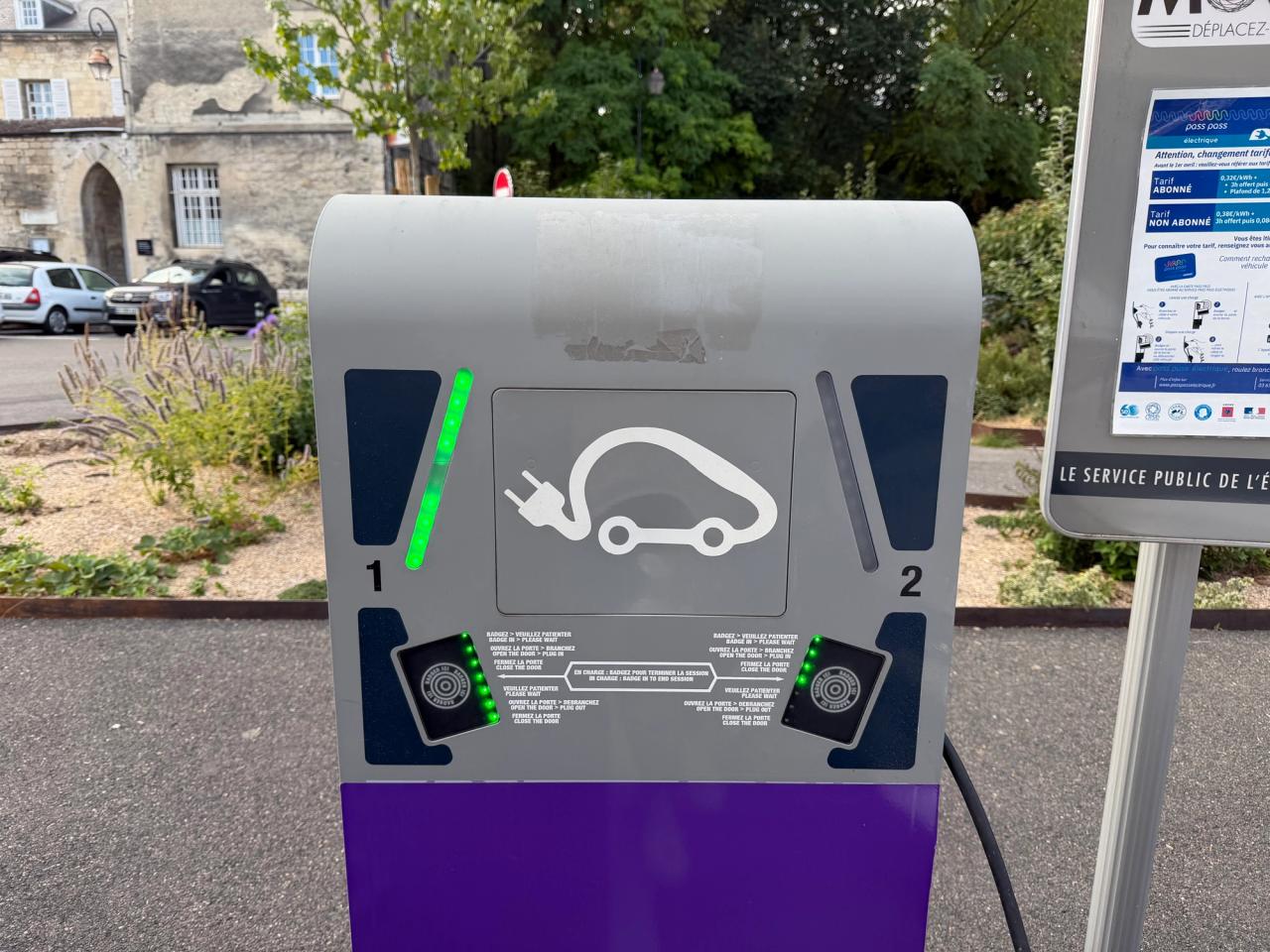 Gros plan frontal d’une borne de recharge Mouv’Oise.