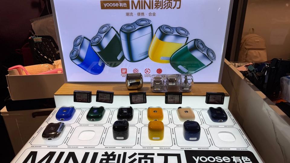 Présentoir de mini-rasoirs Yoose photographié en Chine, avec plusieurs modèles compacts exposés.