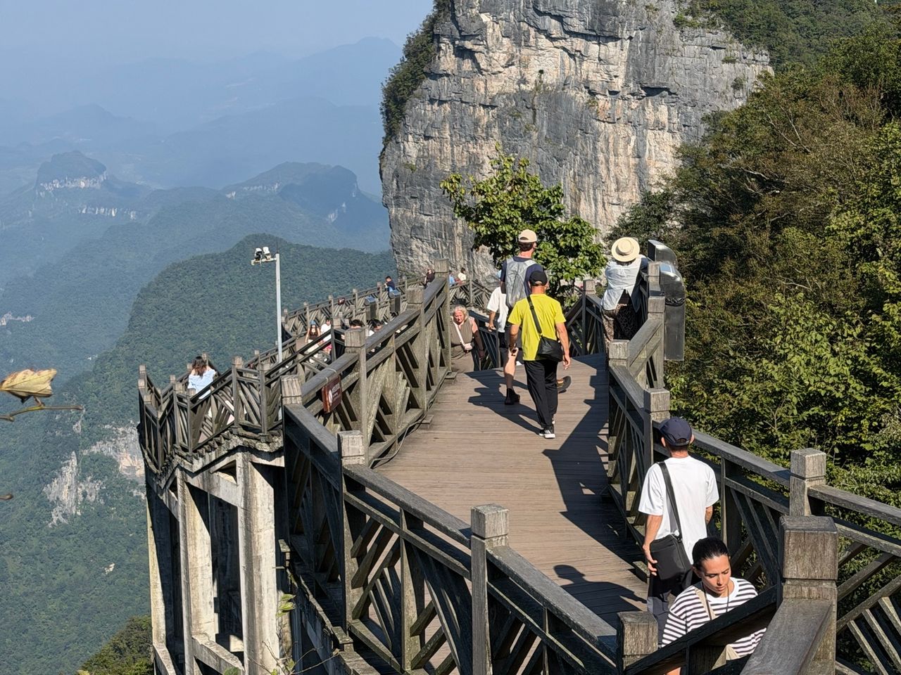 Installation touristique portant l’inscription Avatar Tribe à Zhangjiajie.
