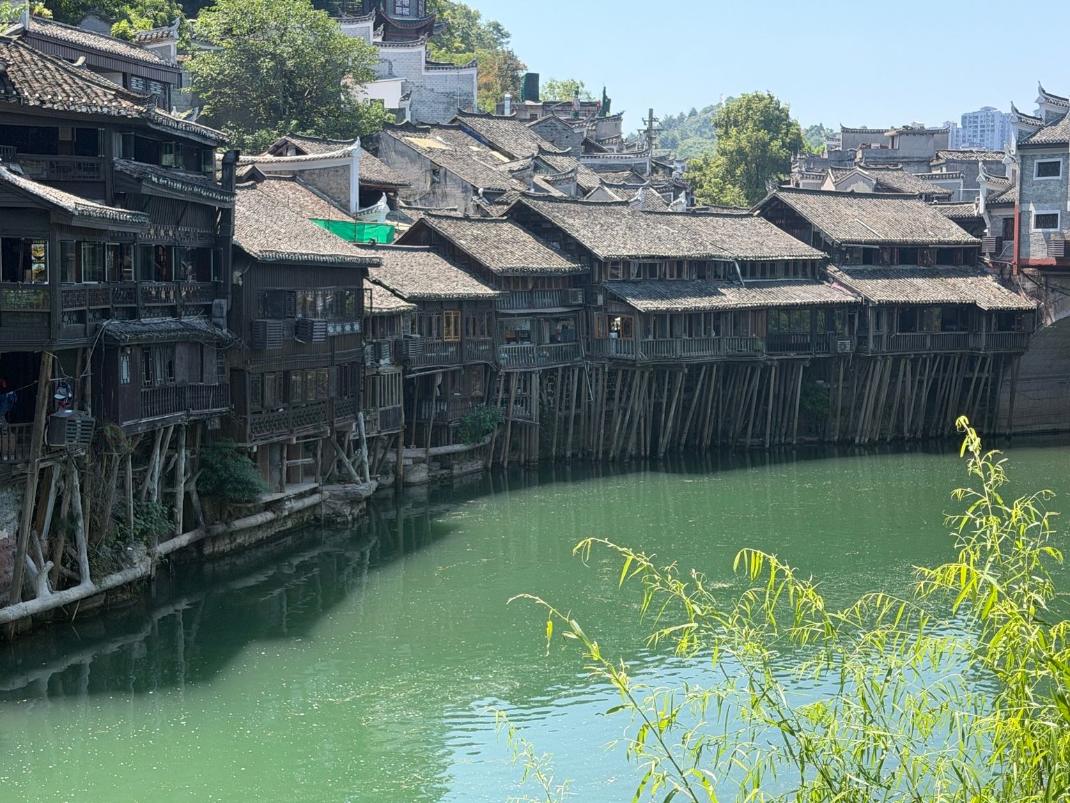 Maisons traditionnelles en bois sur pilotis au bord de la rivière Tuojiang à Fenghuang.