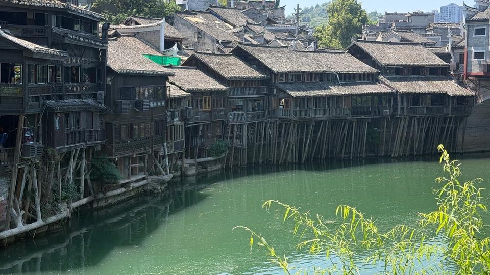 Maisons traditionnelles en bois sur pilotis au bord de la rivière Tuojiang à Fenghuang.