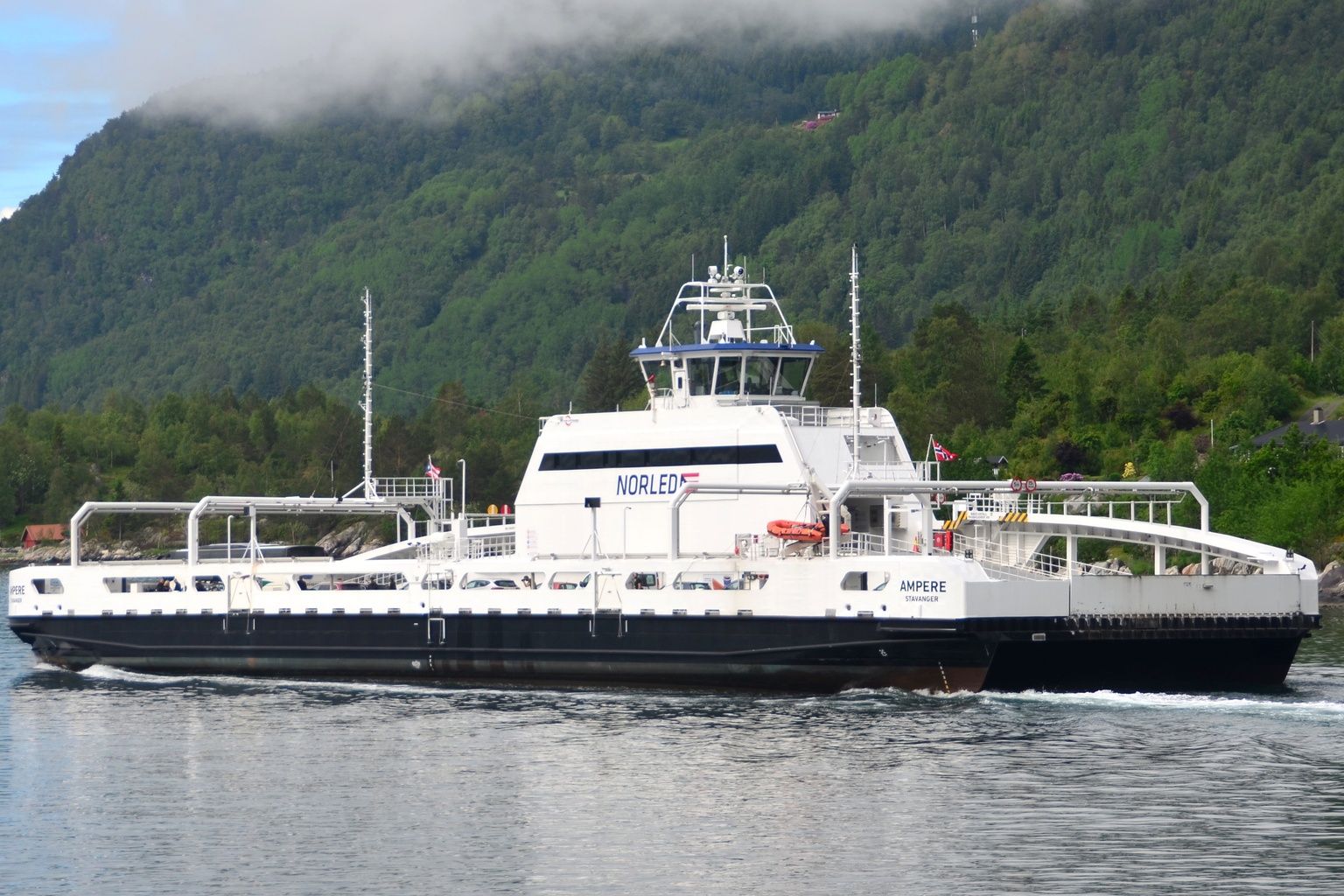 Le ferry électrique MF Ampere naviguant sur le Sognefjord en Norvège.