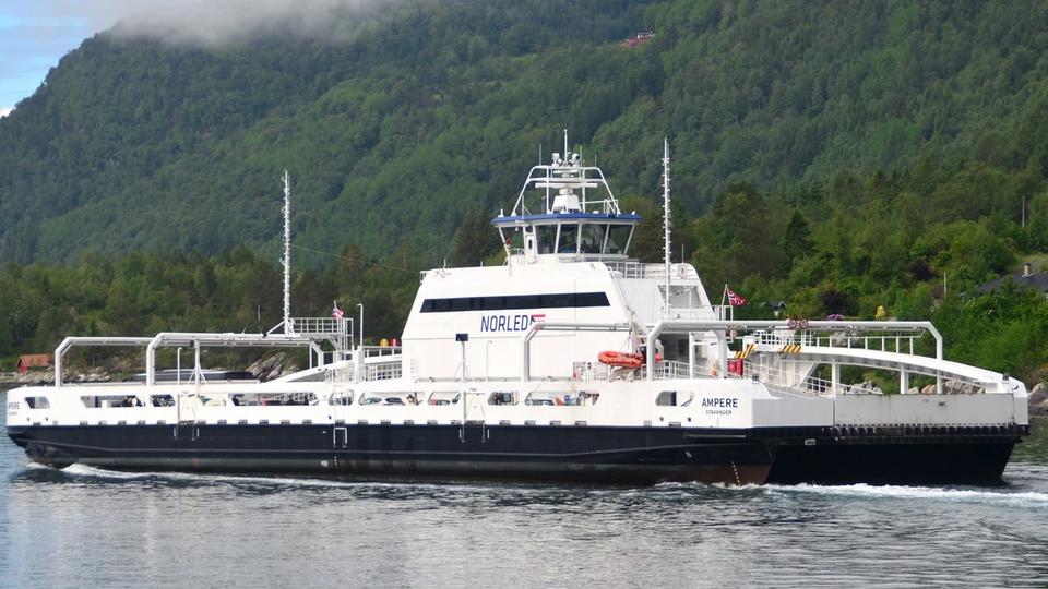 Le ferry électrique MF Ampere naviguant sur le Sognefjord en Norvège.