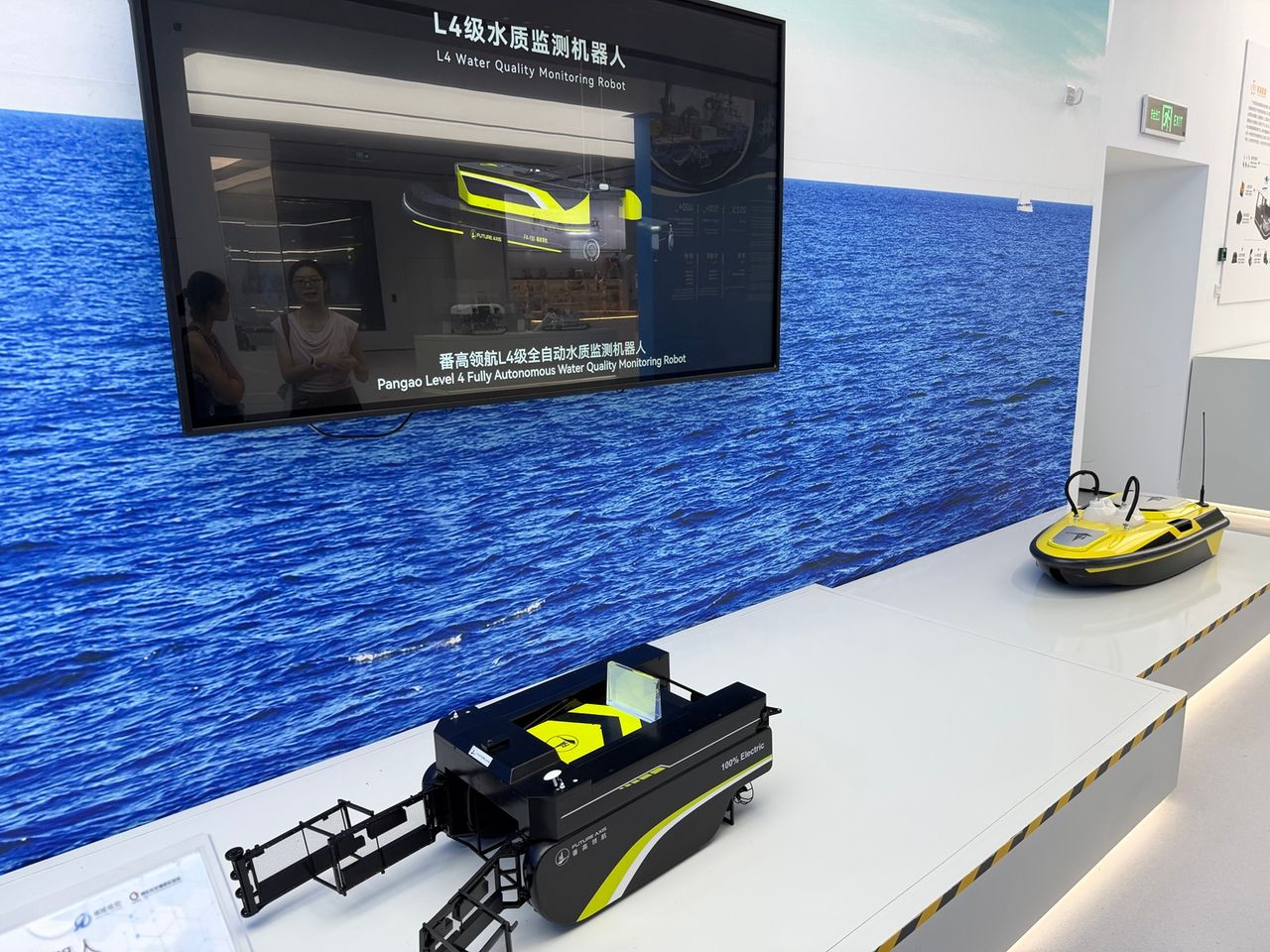 Photo terrain STORIMITIK du stand Future Axis présentant un robot de nettoyage et un robot L4 de surveillance de la qualité de l’eau.