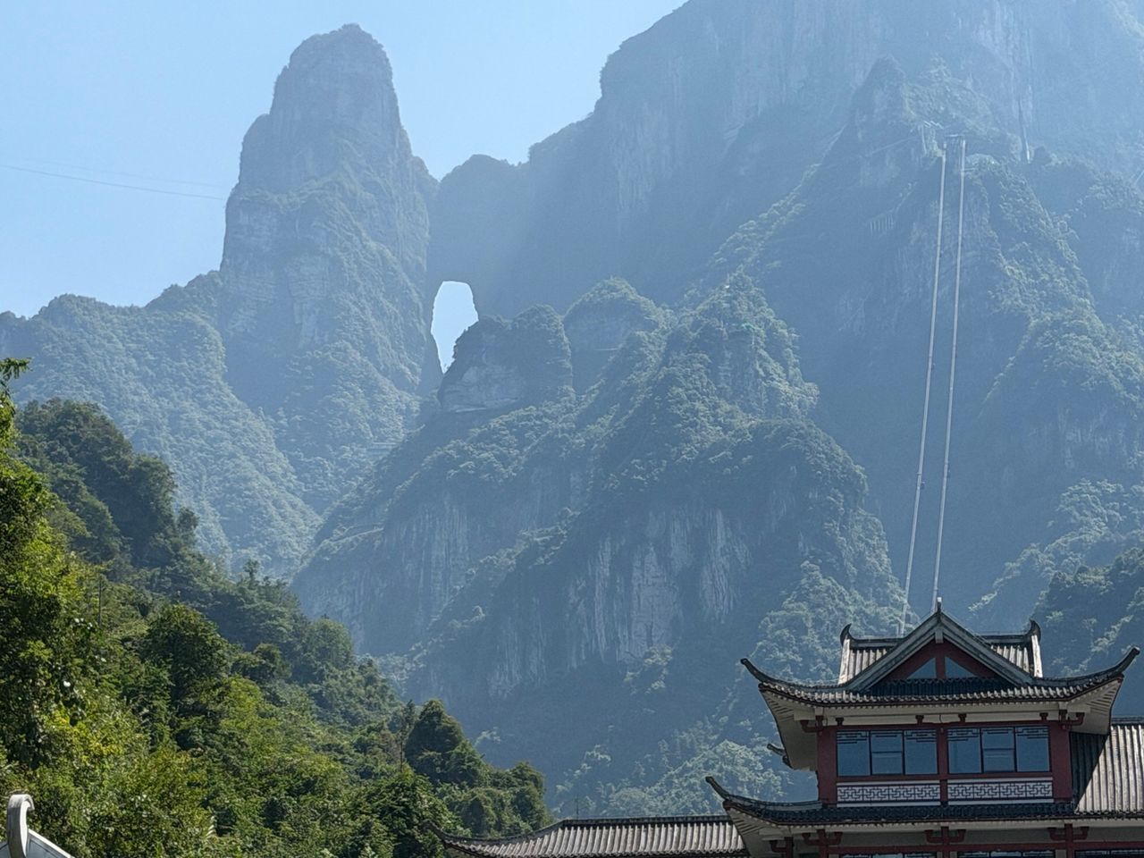 Tianmen Cave visible à distance au-dessus des infrastructures touristiques.