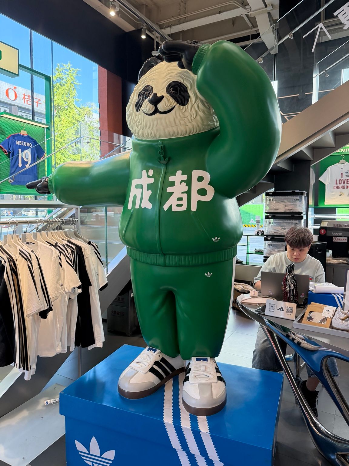 Installation panda Adidas portant le nom chinois de Chengdu, 成都.