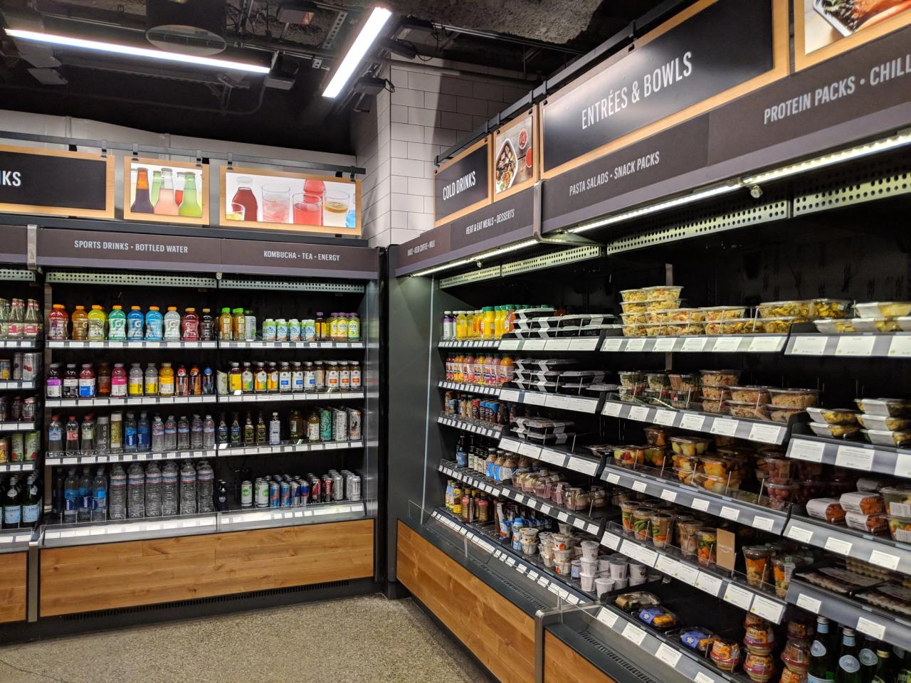 Rayons d’un magasin Amazon Go à Seattle, équipés pour une expérience d’achat automatisée sans passage en caisse.