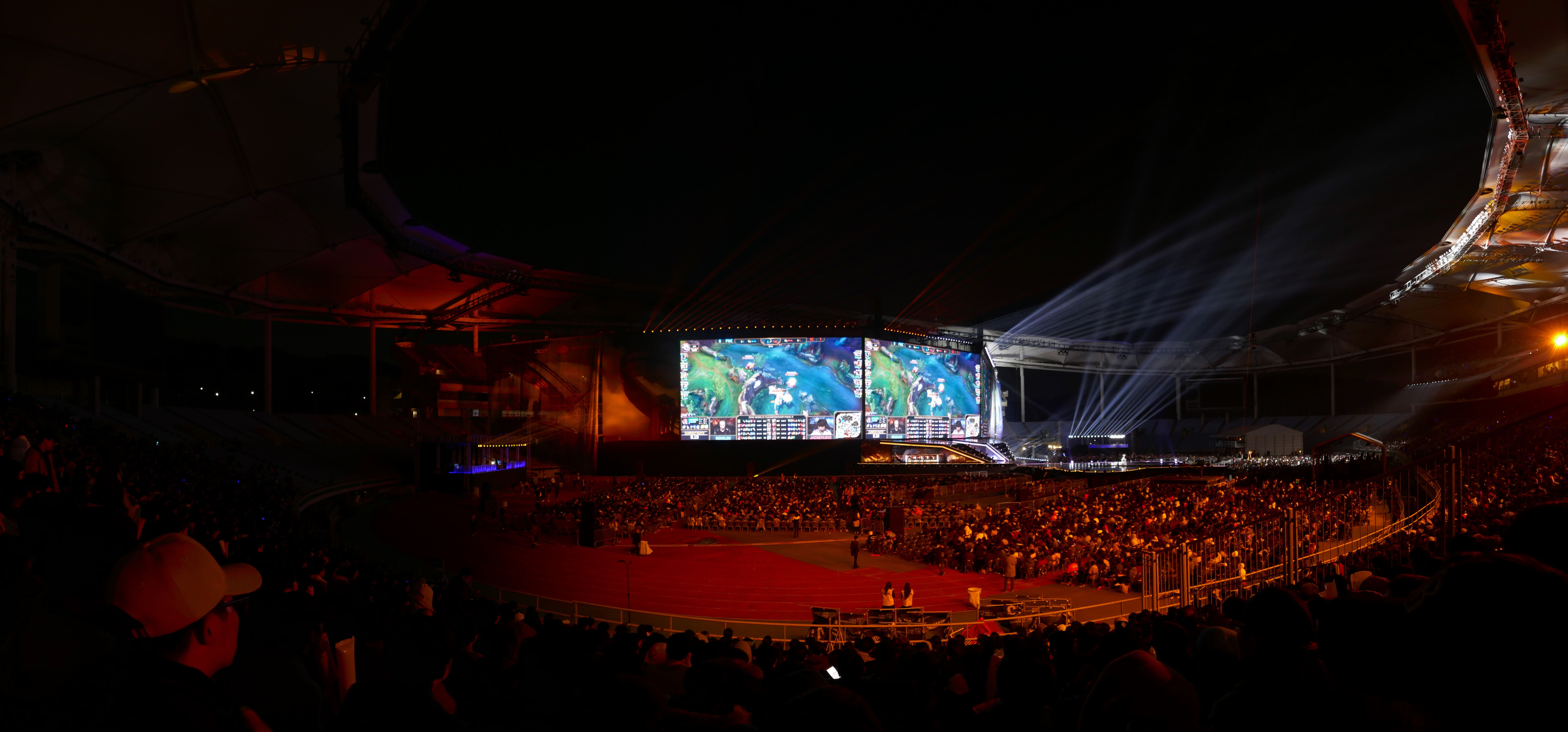 Vue panoramique de la finale des Worlds de League of Legends 2018 devant un large public.