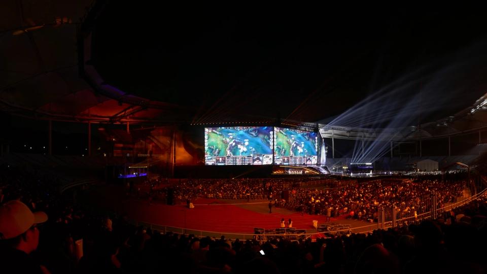 Vue panoramique de la finale des Worlds de League of Legends 2018 devant un large public.