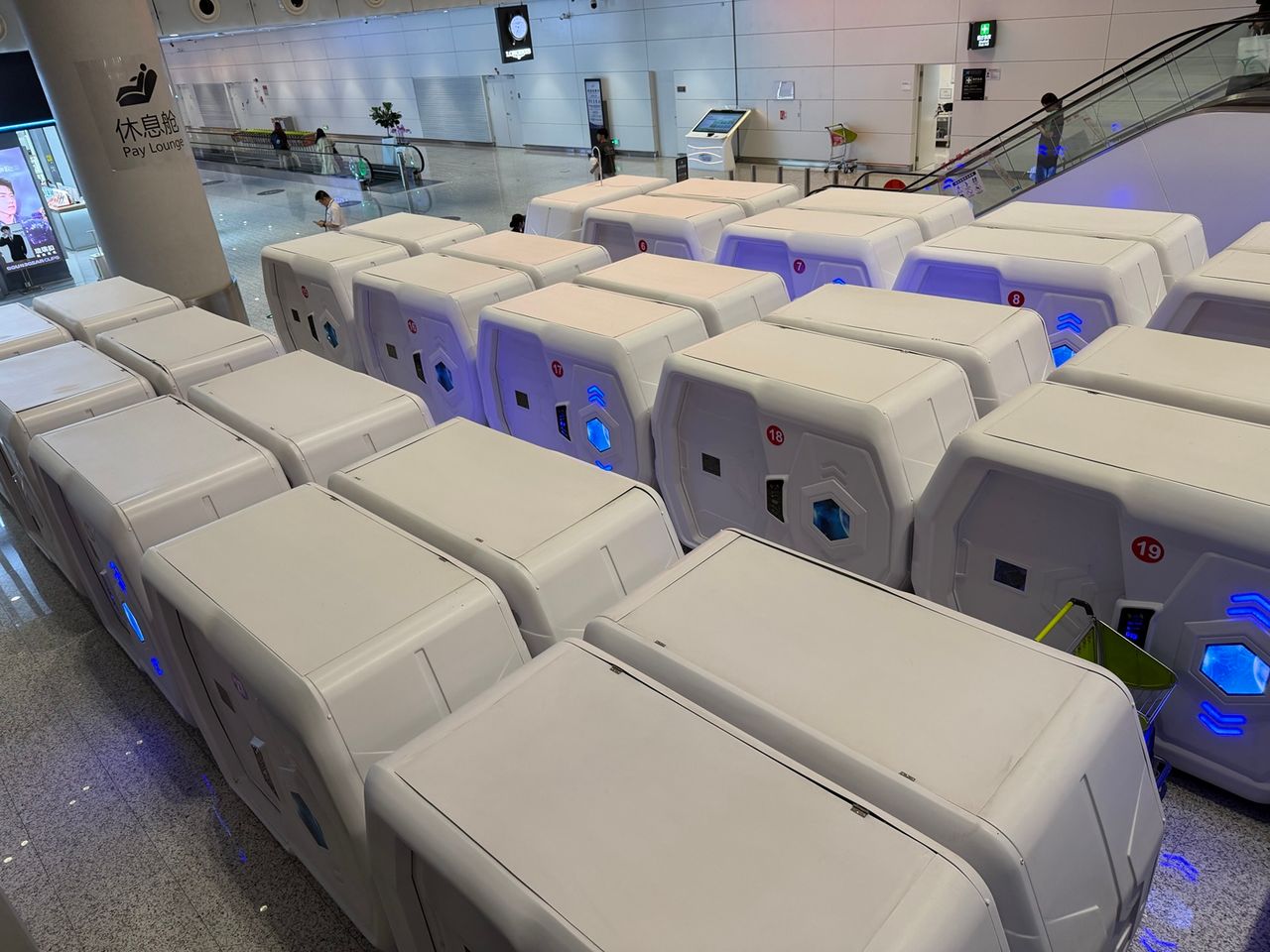 Rangées de cabines de repos payantes dans le Terminal 2 de l’aéroport Guangzhou-Baiyun.