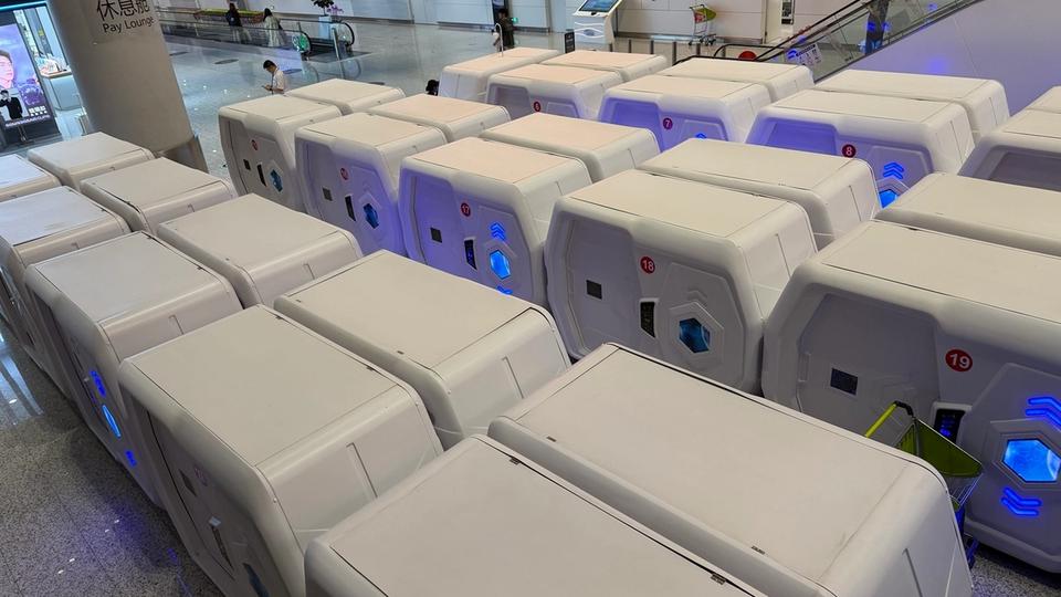 Rangées de cabines de repos payantes dans le Terminal 2 de l’aéroport Guangzhou-Baiyun.