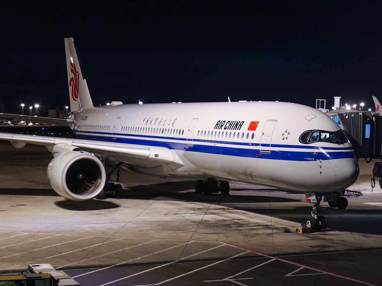 Airbus A350-900 d’Air China au sol à l’aéroport de Pékin-Capital avant un vol international.