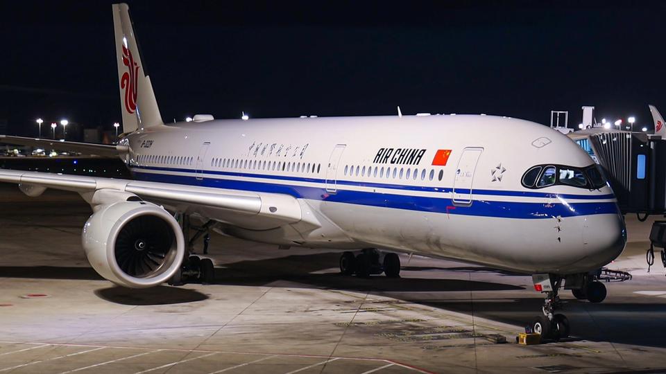 Airbus A350-900 d’Air China au sol à l’aéroport de Pékin-Capital avant un vol international.