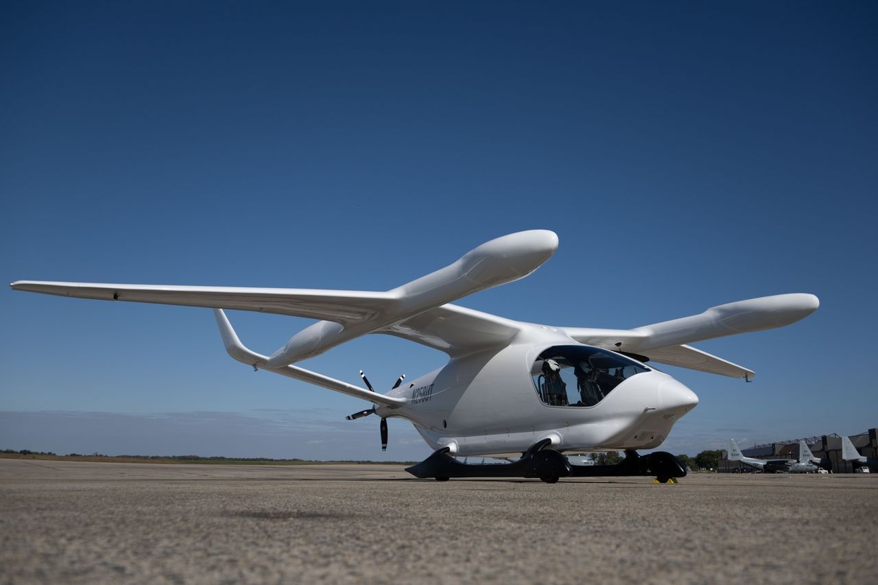 Un avion électrique BETA Technologies ALIA au sol lors d’un programme d’essais.