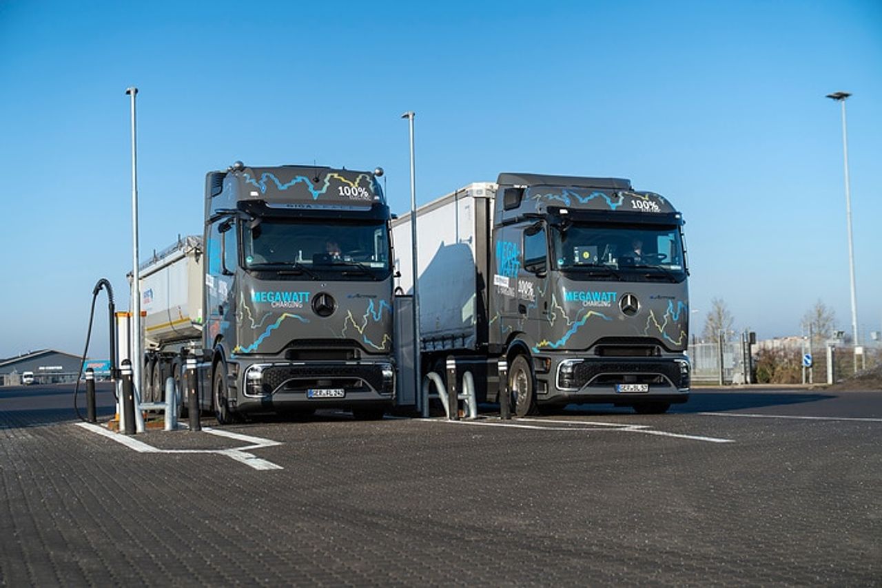 Deux Mercedes-Benz eActros 600 lors d’un essai longue distance de recharge mégawatt.