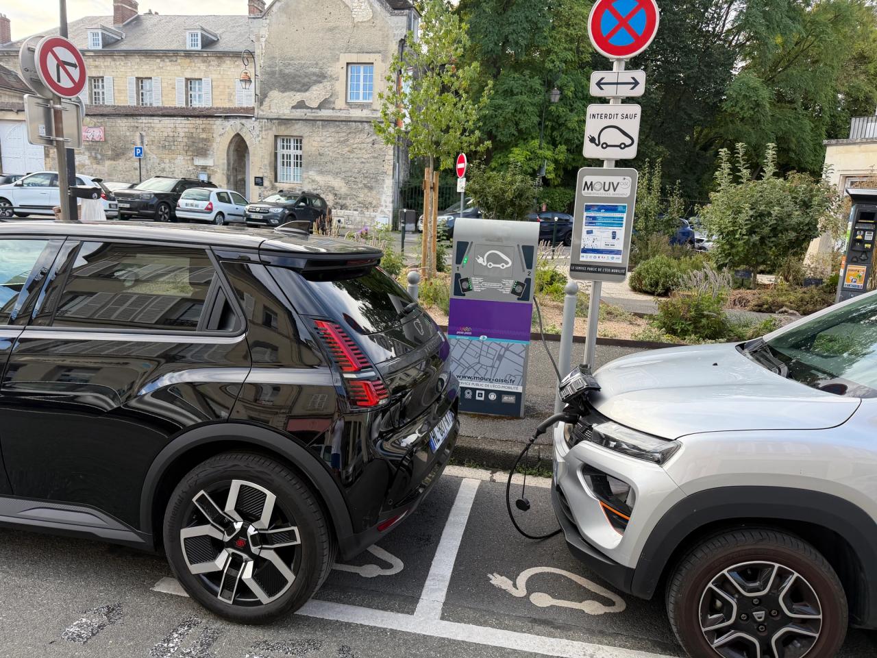 Vue latérale d’une borne Mouv’Oise et de son câble de recharge.