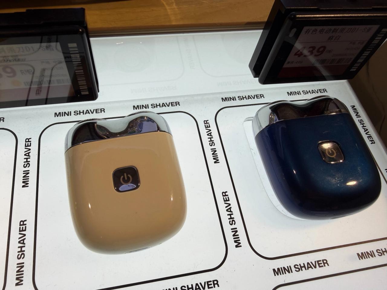 Deux mini-rasoirs Yoose beige et bleu exposés avec une étiquette de prix à 439 RMB.