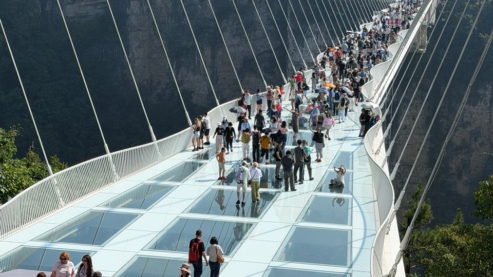 Perspective du Zhangjiajie Grand Canyon Glass Bridge suspendu au-dessus du canyon.